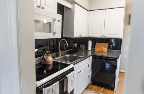 South Kansas City House | Extended Stay Colorful Cottage in Kansas City