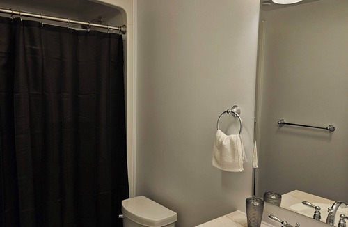 Amherstview Apartment | Fabulous 2-bedroom apartment with WiFi in Kingston West End