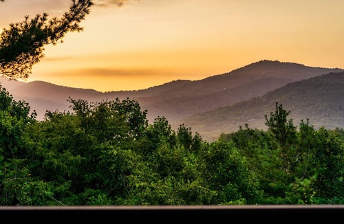 Fairview House | Fall Mountain Escape-HeatedPool-HotTub-Sauna-Views
