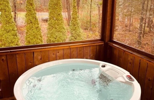 Smiths Corner Cottage | Falls Lake Burrow - Private Cottage with Screened-in Hot Tub
