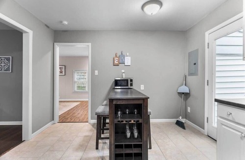 Gladstone House | Family Favorite 3BR with King beds Near Airport
