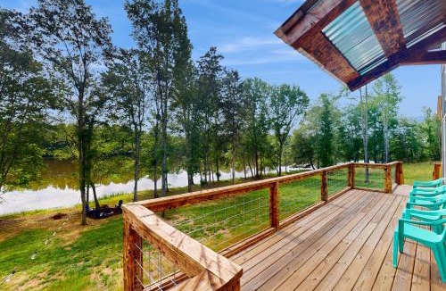 Cedar Bluff House | Family Fun! Riverside Home w/Fire Pit