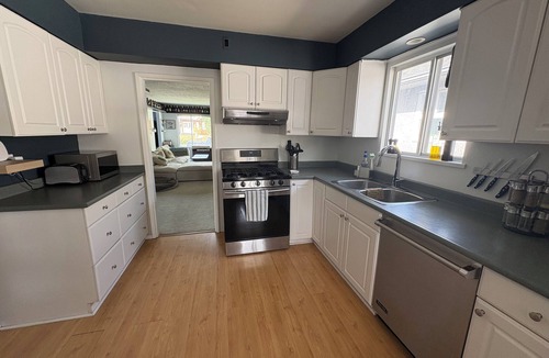 Sunset House | FIFA Basecamp | Bright 3 BDR Vancouver House | Direct Stadium/Airport Transit