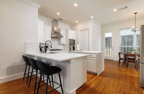 Knox - Henderson House | Fireplace, Workspace + Sleeps 8 - Downtown Dallas