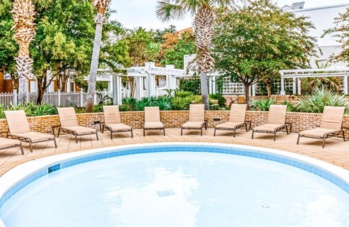 Baytowne Wharf House | Fourth-floor studio with shared pool fast WiFi washer&dryer & central AC