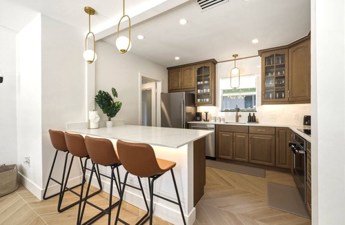 Victoria Park Apartment | Fox Eden Resort; 8bd, Pool& Spa Oasis