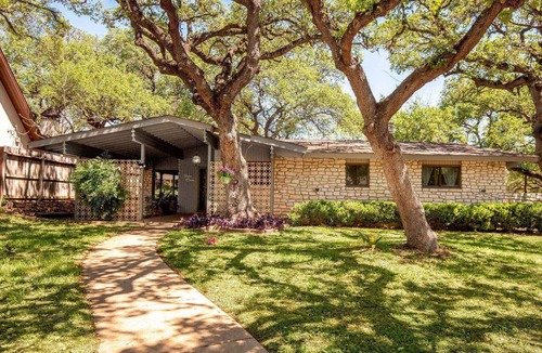North San Antonio - SAT House | Free Fun Daily Ticket to Attractions, Spacious Mid-Century, Green Space, Sprawling Oaks, Playscape