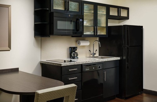 Florida Central Atlantic Coast Hotel | Fresh 2 Queen Kitchen Studio | Outdoor Pool | 1.1 mi to Vineland Outlets