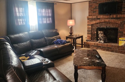 Raytown House | Full 3-bedroom house in Raytown. Easy 10 min drive to FIFA Kansas City Stadium.