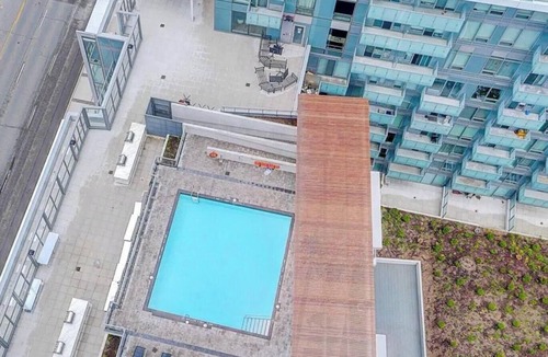 Newtonbrook Condo | Fully equipped 1 bedroom+den steps to Finch Subway