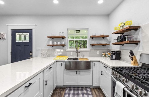 League City House | Fully renovated historic train depot bungalow in old town League City! Bright, stylish 1BR/1BA home.