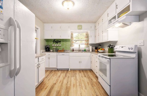 Lee's Summit House | Fun & Convenient Sleeps 10! Putting green and BBQ Grill.
