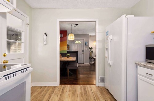 Lee's Summit House | Fun & Convenient Sleeps 10! Putting green and BBQ Grill.