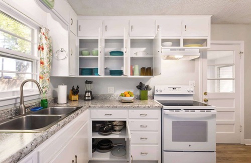 Lee's Summit House | Fun & Convenient Sleeps 10! Putting green and BBQ Grill.