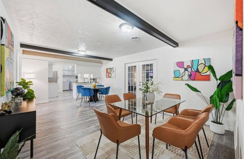 Grand Prairie House | Funky Haus near FIFA World Cup, Six Flags, & AT&T Stadium with Game & Movie room