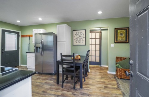 Anahuac Cottage | Gator Getaway - Charming 2-bedroom cottage with WiFi, AC in delightful Anahuac.