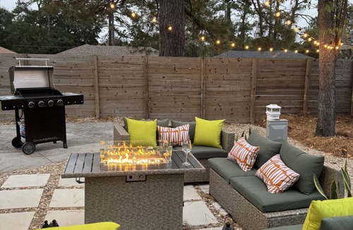 Savannah House | Gilded Magnolia Hideout|Sleeps8|Hot Tub|pet+