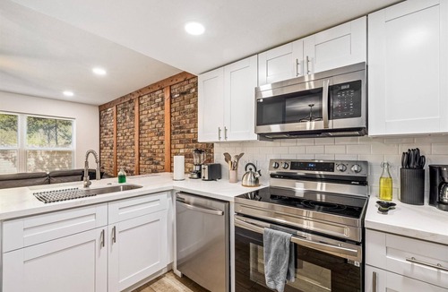 Neartown Apartment | Great Location, near Coffee shops Pet-Friendly, 1BR | Museum District | Free Parking newly renovated
