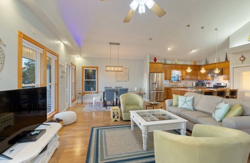 Cedar Key House | Gulf View * Sunsets * Boat parking * King Bed * Walk to Downtown