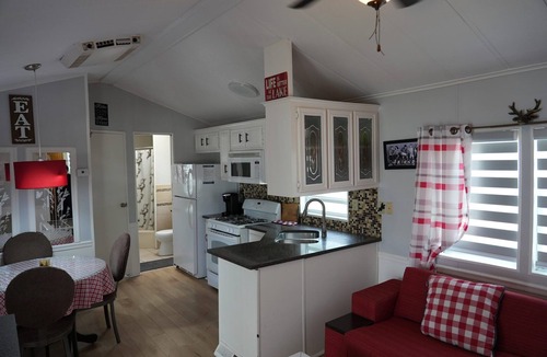 Sherkston Cottage | Hangout at newly renovated large corner lot Sherkston Shores Resort at lake Erie