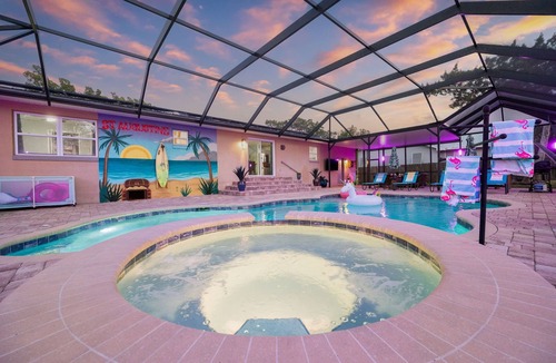 St. Augustine House | Heated Pool & Hot Tub ~ Walk Downtown & 2 The Amp!