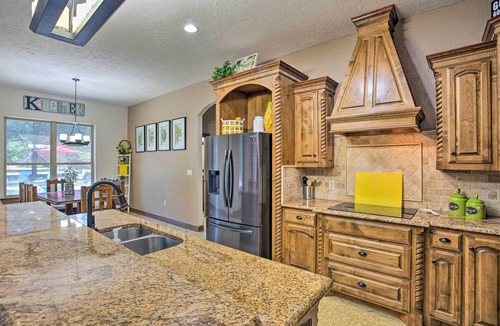 Elmo House | Heated Spa, Fire Pit! 14-Acre Terrell Ranch Escape
