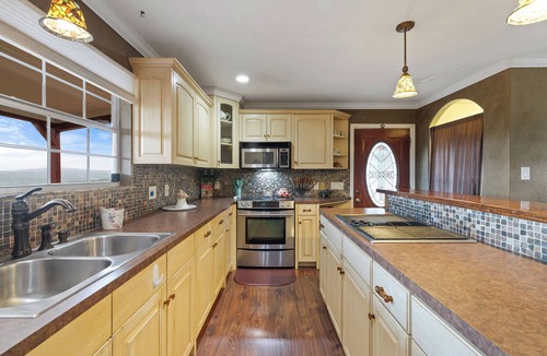 Oatmeal House | Hilltop/2Kingbeds/Wi-Fi/Sleeps7/Jacuzzi/TerraceDine/Entire2br2baHome/4acres/Pets