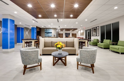 The Colony Hotel | Holiday Inn Express & Suites Plano - The Colony by IHG