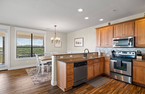 Jonestown Condo | Hollows Resort, Luxury Villa, Great View of Lake Travis & Hill Country, Pools, Fitness Center!