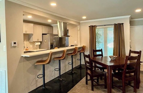 North San Antonio - SAT House | Hot Tub | 2BR Duplex | Pet Friendly| Near Airport