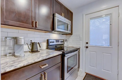 Cherrywood Apartment | Hot Tub - E. Austin - 5 min to UT - 10 min to DT