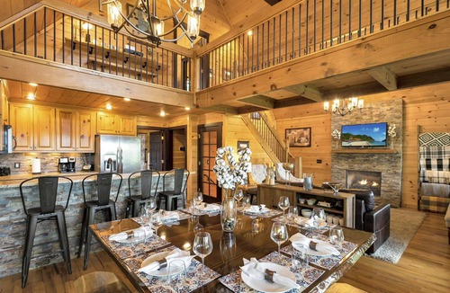 Williamstown Cabin | Hot Tub & Mtn Views! Creekside Mineral Bluff Cabin