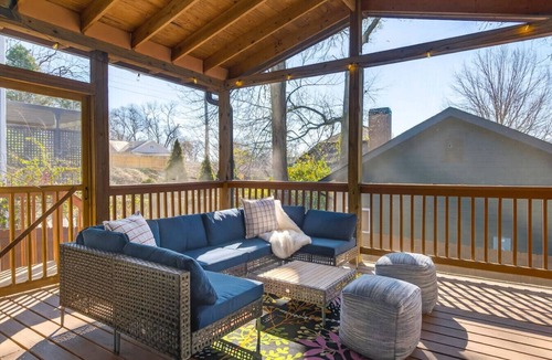 East Side House | Hot Tub | Pet Friendly | Outdoor Movie Theater