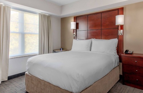 Northwest Yonkers Hotel | Hudson River 2 BR Suite Breakfast, Gym & Pool