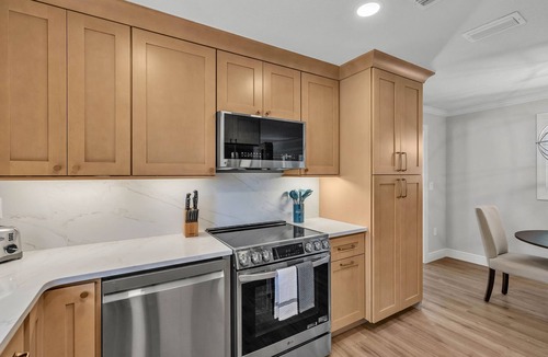 Carlouel Cottage | HUGE Spa- Quick Walk to the BEACH - 2 Family Rooms - Screened Patio