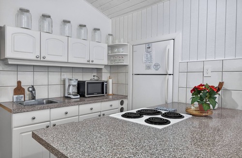 Key Biscayne Apartment | Iconic Beachy House, Walk to Beach, Beach Club & National Park