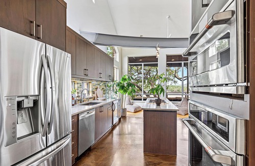 Volente House | Indulge in Luxury★Sweeping Lake Travis Views★Saltwater Pool★Mesmerizing Sunsets!