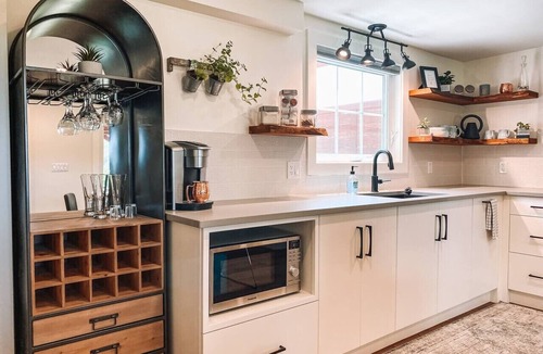 Lincoln Other | Inn The Orchard, Modern Cottage, private Hot Tub