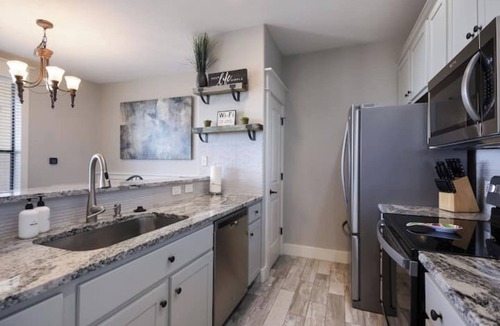 Jonestown Condo | Inviting Villa at Hollows - Lake Views/4 Pools