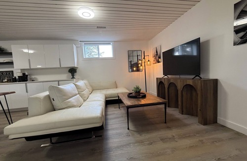 Vernon House | Iron & Oak Suite Minutes from Silverstar Skii Resort Lakes, Hiking &Restaurant