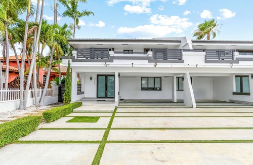 Olympia Heights House | July Special! Modern 4BR - Private Pool & Grill, Near Coral Gables & MIA Airport