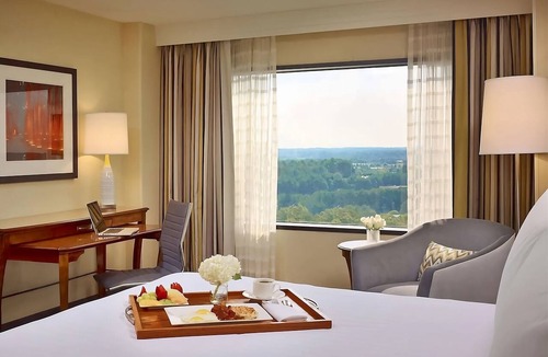 Gwinnett Place Hotel | Just What You Were Looking For! Amazing unit w/King & Sofa Bed | Pool Access
