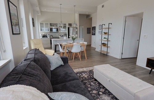 Downtown Kansas City Apartment | Kansas City King Lux Retreat - Massage Chair - Gym - Free Parking