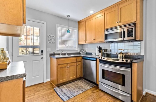 South Kansas City House | KC Coach House - Kansas City Townhouse Walk to Plaza Streetcar