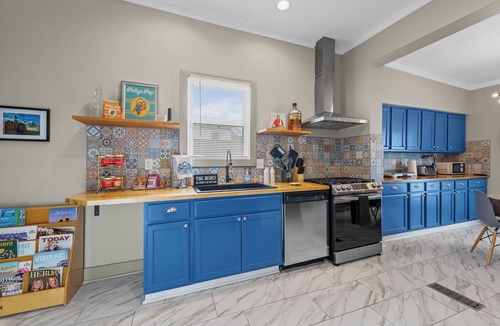 Pendleton Heights House | KC Spacious Retreat 4BR 3BA 3 Kings Near Chiefs & Downtown