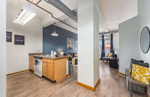 Mission Apartment | King Bed Downtown KC | Walkable KC Loft + Parking
