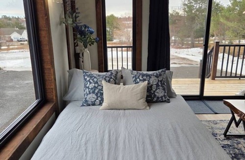 Saint Louis de Kent Cabin | King bed, luxury glam Nordic Spa access Chalet
