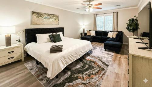 Tucker House | King Bed! Soaking tub! Fenced Yard w Screen Patio