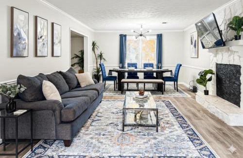 Tucker House | King Bed! Soaking tub! Fenced Yard w Screen Patio