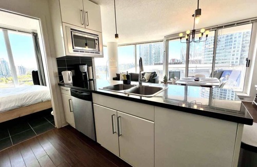 Crosstown Apartment | King Bed|Stunning Water Views|POOL|Hot Tub|GYM